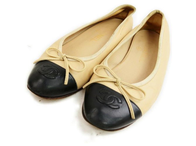 Chanel Tamanho 36 Bege x Preto Logotipo CC Boné Toe Sapatilhas de bailarina Couro  ref.326223