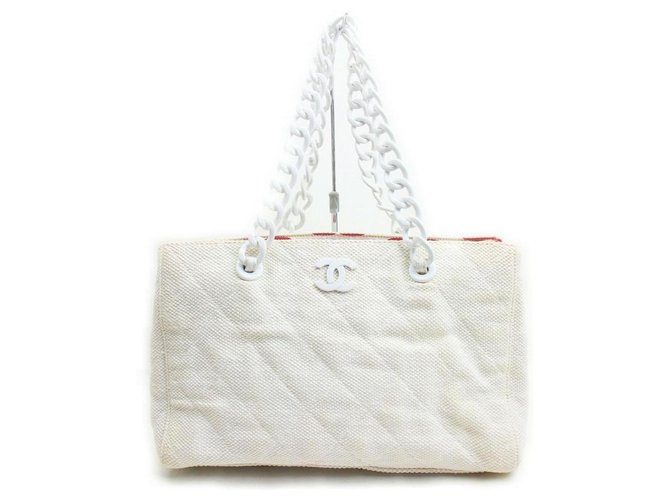 Chanel Gesteppte Strandtasche mit Kette in gebrochenem Weiß  ref.326353