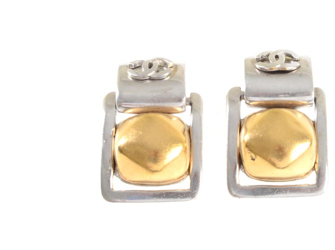 Chanel Boucles d'oreilles pendantes carrées en argent avec CC sur le dessus et boule dorée Métal Métallisé  ref.327658