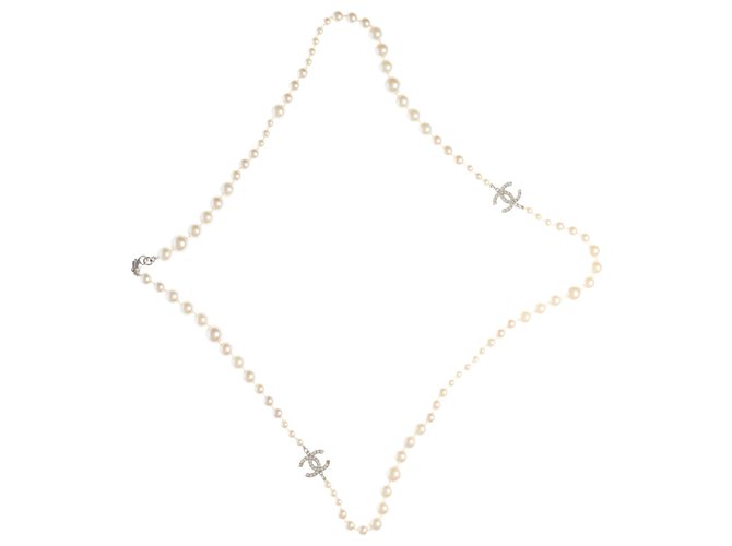 Sautoir/ Collier de perles Chanel classique avec CC et garniture en métal argenté Blanc  ref.327989