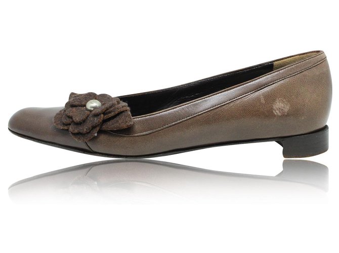 Chanel Sapatos de couro marrom com flor de camélia  ref.328022