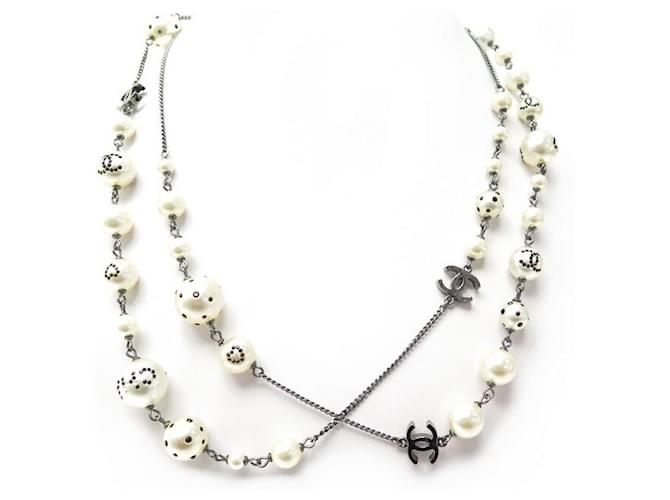 CHANEL NECKLACE PEARLS CC LOGO STRASS 118 CM SILVER NECKLACE Silvery Metal  ref.328756