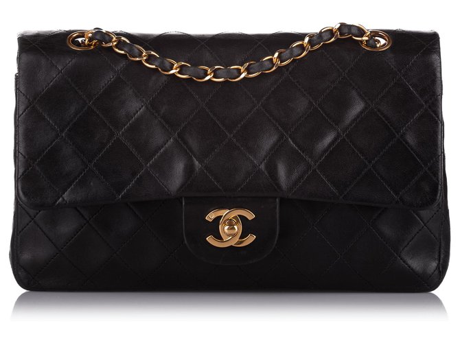 Bolsa com aba forrada de pele de carneiro Chanel Black Classic Medium Preto Couro  ref.329578
