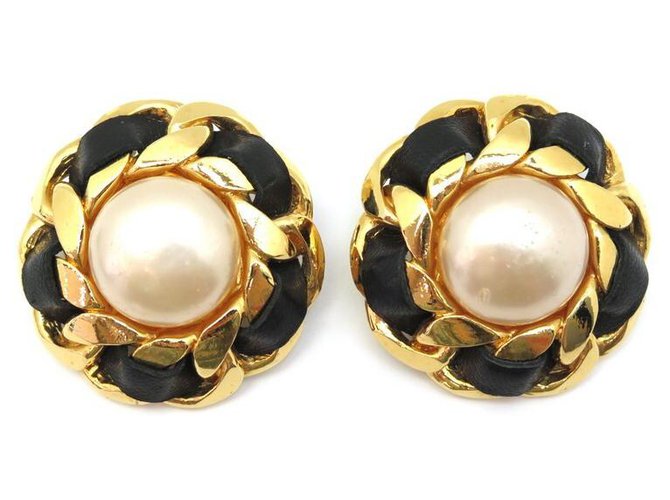VINTAGE CHANEL EARRINGS PEARLS AND LINKS GOLDEN METAL & BLACK LEATHER  ref.329848
