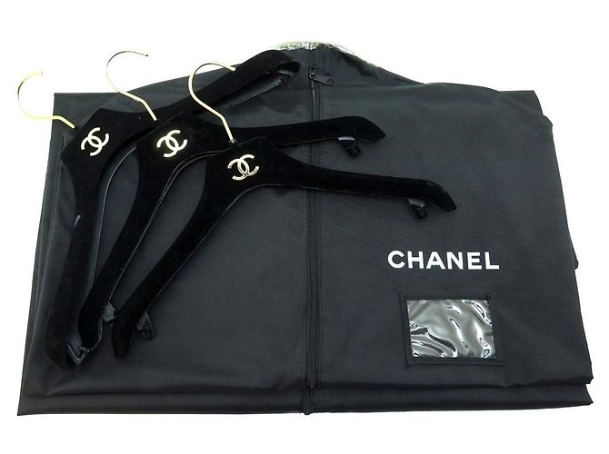 VIEL CHANEL 3 AUFHÄNGER + 1 SCHWARZER CANVAS-ABDECKUNG FÜR KLEIDUNG 3 Kleiderbügel 1 Startseite