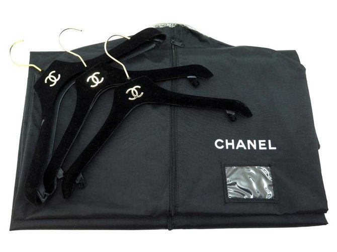 LOT CHANEL 3 HANGERS + 1 BLACK CANVAS COVER FOR CLOTHES 3 HANGERS 1 COVER  ref.329982