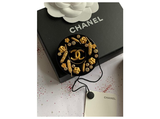 Chanel Pins & brooches Multiple colors Metal  ref.330156