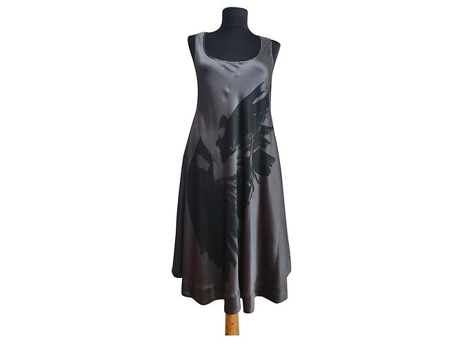 Gestuz Kleid aus grauer Seide Größe 38