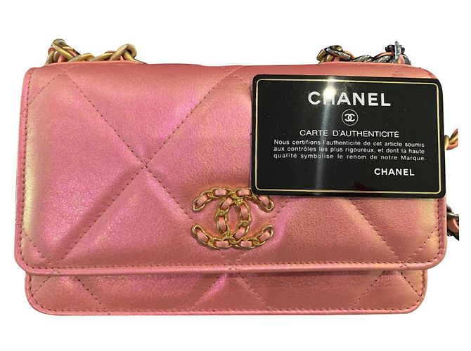 Chanel 19 Chanel Monedero en Cadena Rosa