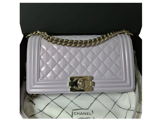 Chanel Mittelgroße Jungentasche aus irisierendem Kalbsleder Pink Lackleder  ref.330332
