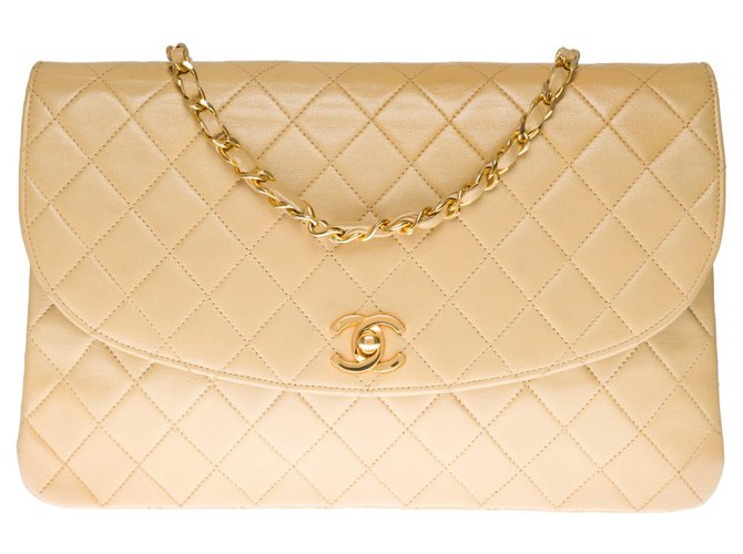 Très beau sac à main Chanel Classique en cuir d'agneau matelassé beige, garniture en métal doré  ref.330507