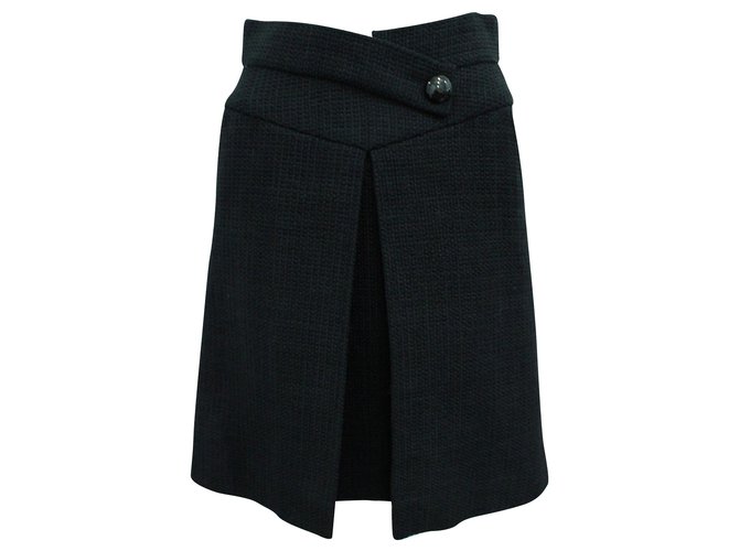 Chanel Jupe classique en tweed noir avec gros bouton  ref.330544