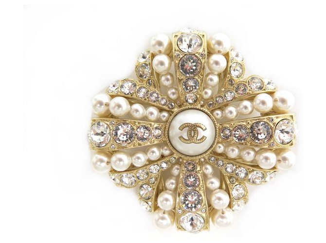 Other jewelry NEW CHANEL BROOCH RIBBON PEARLS & STRASS IN GOLD METAL NEW GOLDEN BROOCH  ref.330549