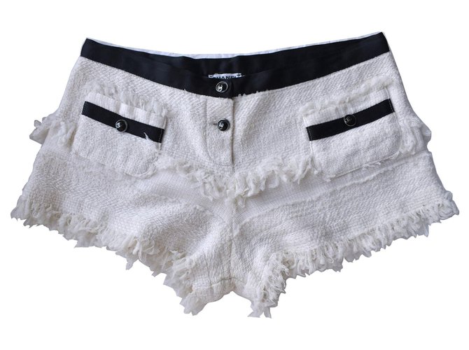 Chanel Pantalones cortos con logo CC de Rare Tweed Shorts Negro Blanco Crema Seda Algodón Poliamida  ref.331875