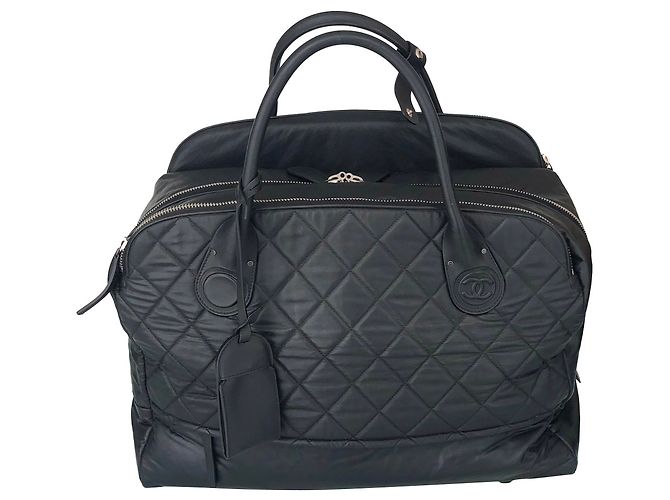 Chanel Rollkoffer aus schwarzem gestepptem Leder