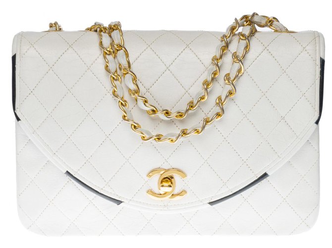 Timeless Bella borsa classica Chanel 23bicolore cm con patta in pelle trapuntata bianca e finiture in pelle nera Bianco  ref.332790