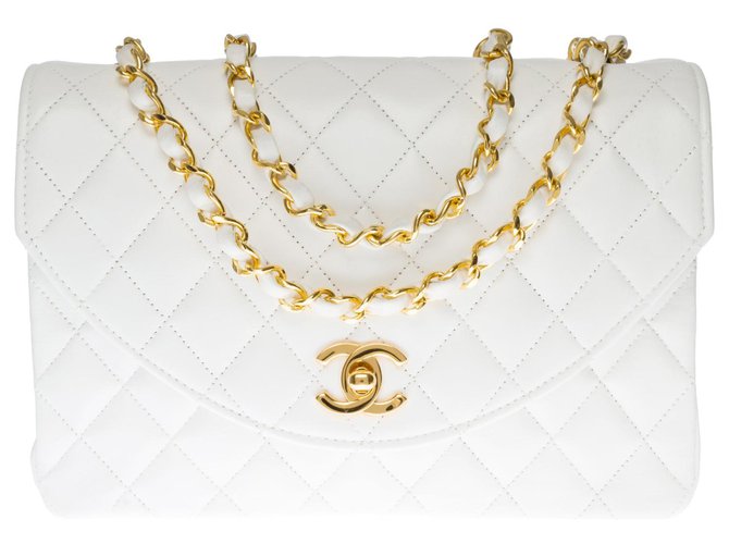Timeless Leuchtende klassische Chanel-Tasche 23cm mit Klappe aus weißem gestepptem Leder, garniture en métal doré  ref.332928