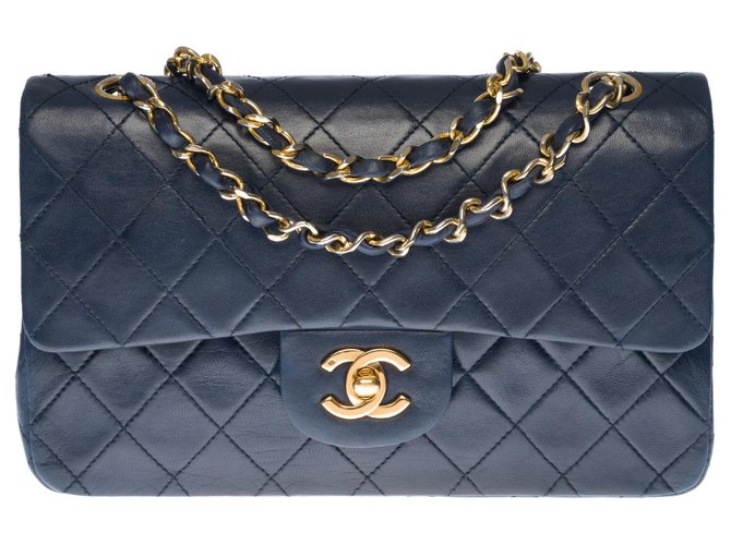 Die begehrte Chanel Timeless Tasche 23cm mit gefütterter Klappe aus dunkelblauem gestepptem Lammfell, garniture en métal doré Marineblau Leder  ref.332934