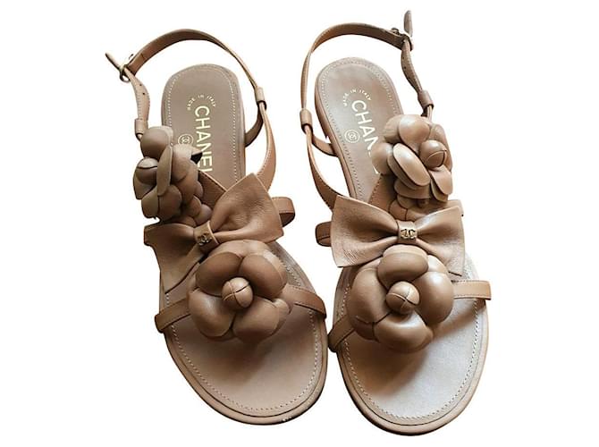 Chaussures sandales Chanel Camellia en cuir EU38 Beige  ref.333226