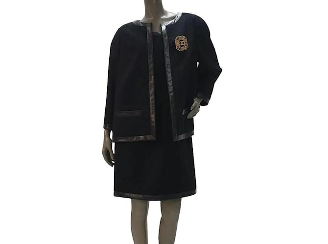 Chanel Schwarzer Anzug mit Wolllederbesatz und Anzug Gr.50 Baumwolle Wolle  ref.333521