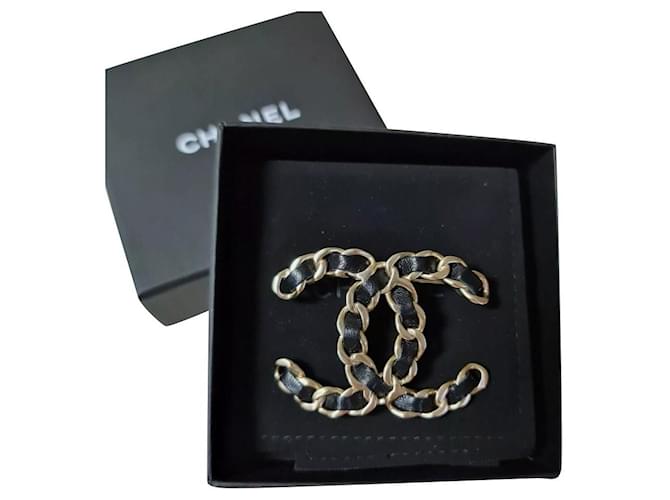 CHANEL CC Brooch Chain Black Leather Golden Metal  ref.333593