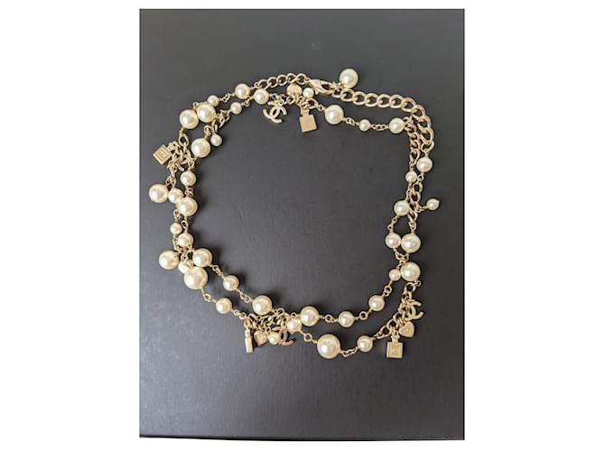 CHANEL B18B collana di perle con ciondolo lungo Beige Metallo  ref.333605