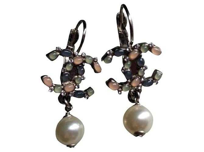 Chanel 17B Dangling Boucles d'oreilles multicolores avec perles Métal Bijouterie argentée  ref.336800