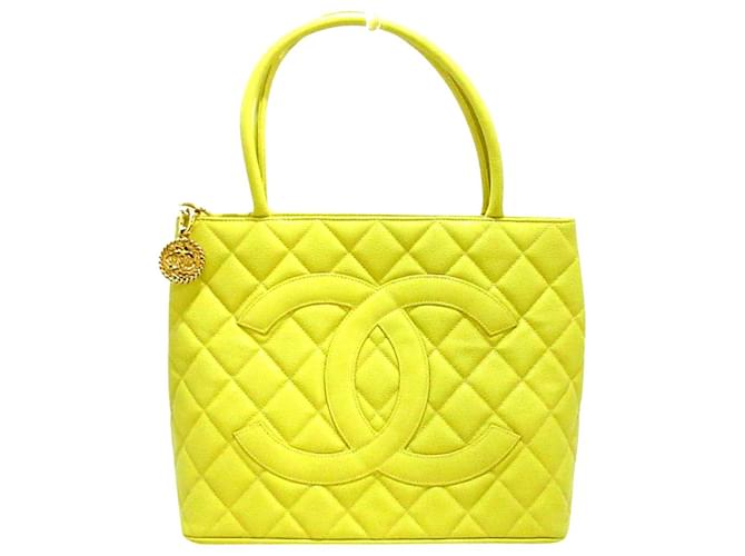 Chanel-Einkaufstasche Gelb Leder  ref.339934