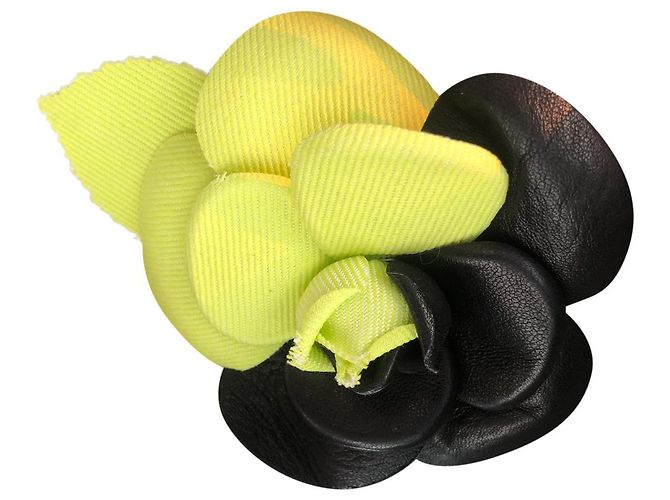 Spilla bicolore Chanel in tessuto e pelle nera Multicolore