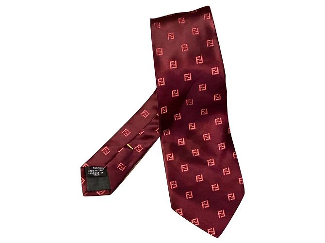 Cravatta Fendi in seta bordeaux con logo Bordò