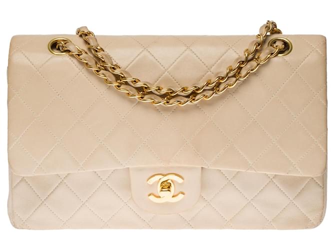 Superba borsa Chanel Timeless Medium con patta foderata in pelle di agnello trapuntata beige, garniture en métal doré  ref.341397