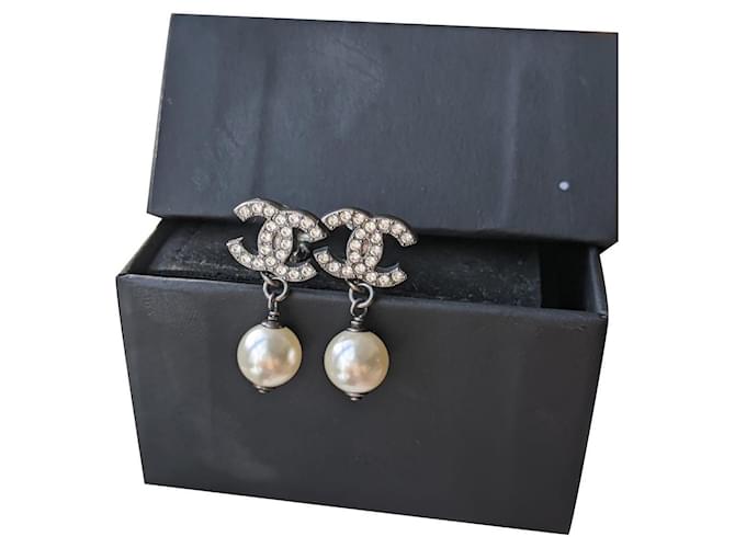 CC de Chanel 16Boucles d'oreilles pendantes en ruthénium avec perles Métal Noir  ref.341520