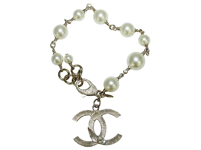 Chanel Bracelet de perles élégant classique avec "CC" Synthétique Blanc Écru  ref.342056