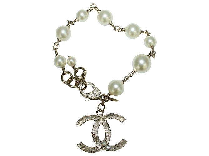 Timeless Chanel Pulseira clássica elegante de pérolas com "CC" Branco Cru