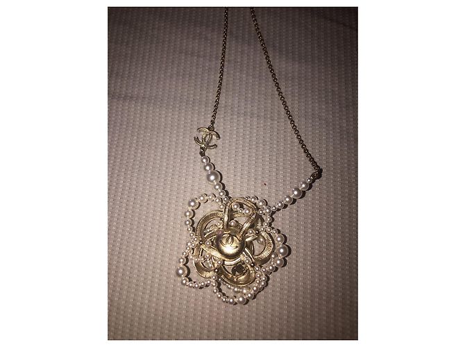 Colar Chanel Camélia de pérolas e strass cor eggshell Fora de branco