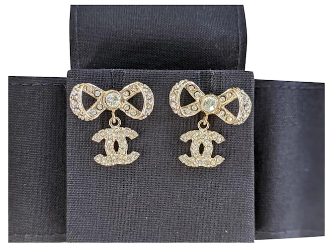 CHANEL B13P CC Ribbon Crystal earrings Golden Metal ref.345195 - Joli Closet
