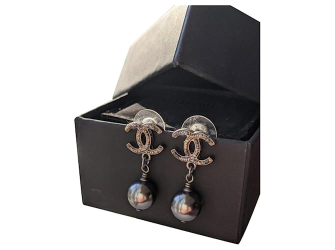 CHANEL A15P Tweed Grey Pearl earrings Dark grey Metal  ref.345220