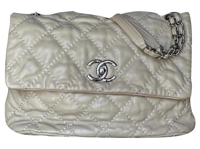 Timeless Große klassische Chanel Überschlagtasche beige mit silber hw Ziege  ref.348196