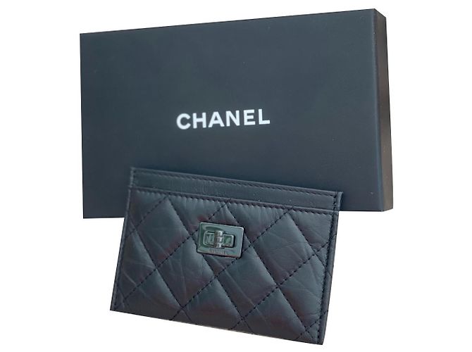 Tarjetero Chanel 2.55 de cuero negro