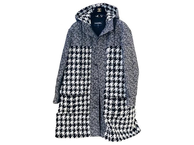 Chanel 8,8Parka con botones joya de K $ Negro Tweed  ref.351550