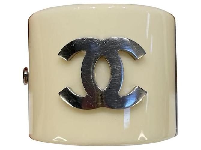 Chanel Schwarzes und weißes CC-Manschettenarmband Acryl  ref.352087