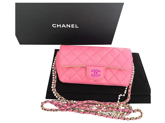 Minibolso Chanel de piel de cordero rosa con correa de cadena y perlas