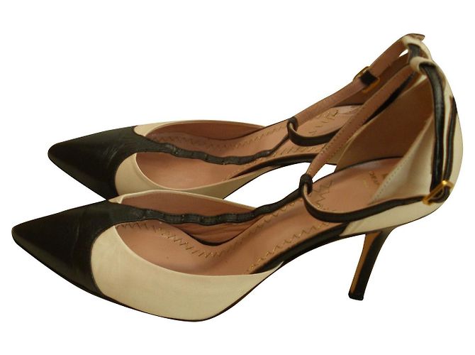 Sapatos de salto Moschino Cheap And Chic em couro preto bege