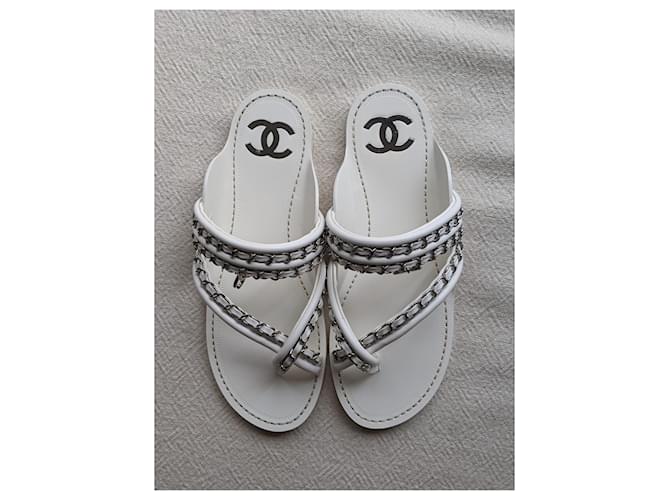 Chanel Sandálias de couro branco CC de bezerro  ref.353071