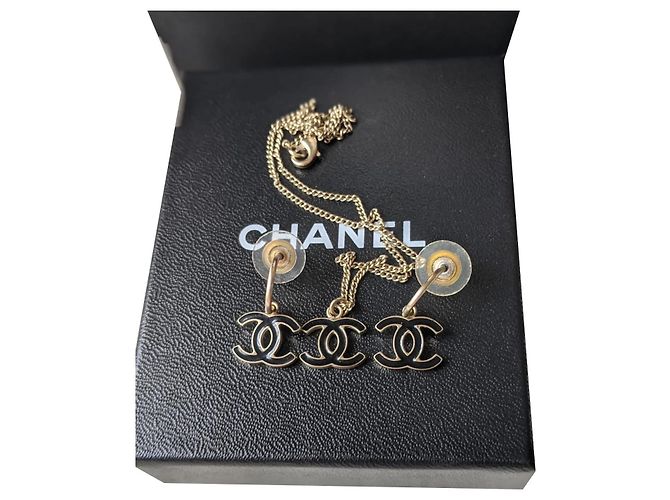 Chanel CC 08Conjunto de collar de pendientes de esmalte negro C