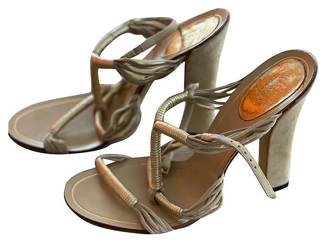 Sandali Gucci in camoscio beige D'oro