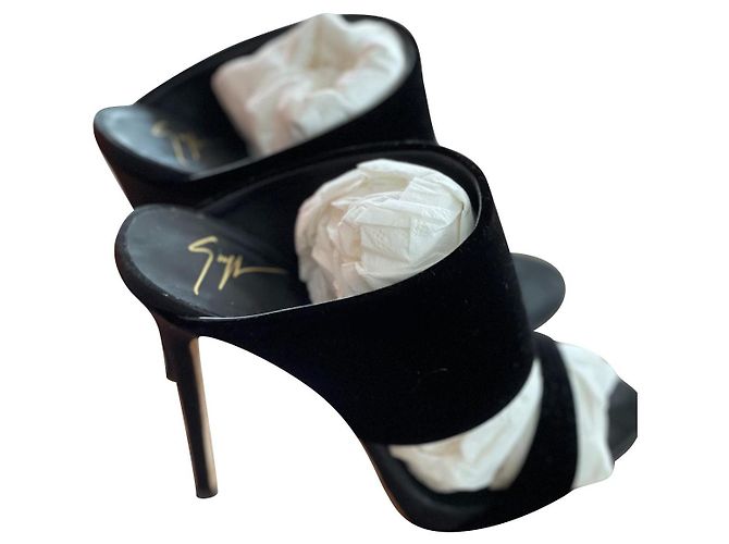 Sandali con tacco Giuseppe Zanotti Miles velluto nero