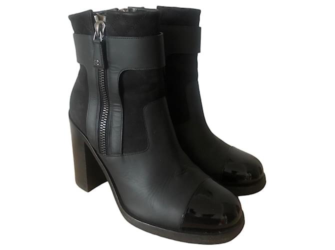 Chanel ankle boots in black leather knitted interior  ref.356751