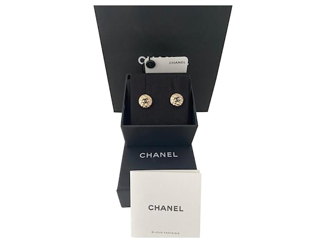 Brincos Chanel dourados em forma de botões Aço  ref.358979