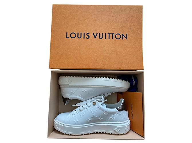 Louis Vuitton Time Out Sneaker Weiß Leder Lackleder ref.359646 - Joli Closet
